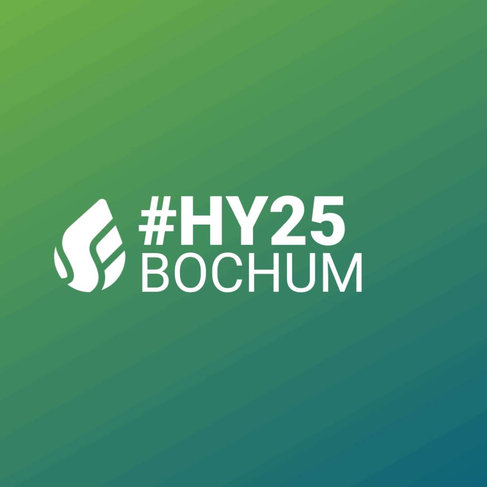 Grüner Hintergrund, schematischer Wassertropfen für Wasserstoff, Schriftzug #Hy25 Bochum