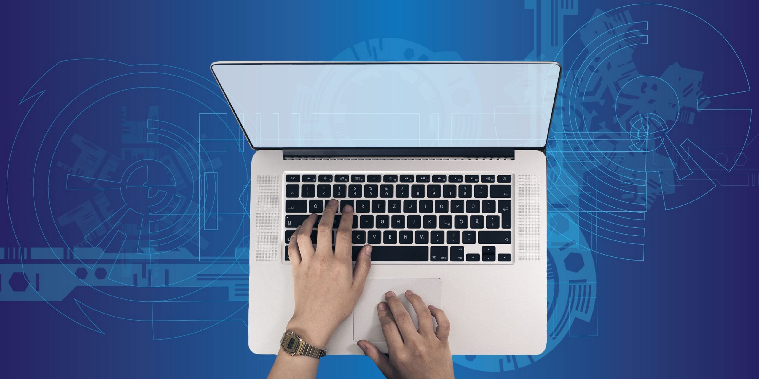 Männliche Hände tippen auf Laptoptastatur, linkes Handgelenk trägt Uhr, blauer Hintergrund