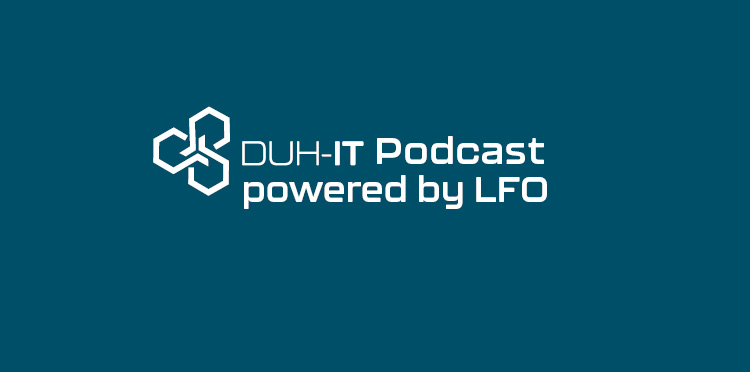 Schriftzug auf blauem Hintergrund: DUH-IT Podcast powered by LFO