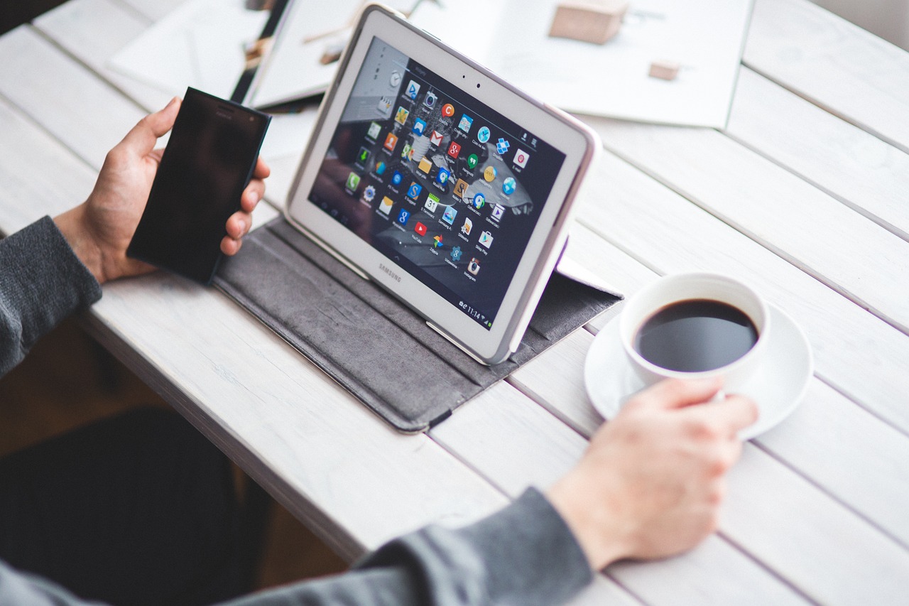 Digitales Meeting an Tablet und eine Tasse Kaffee